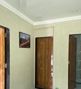 um quarto com uma porta e uma imagem na parede em Classic Villa em Pālghar