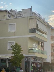 un edificio con gente parada fuera de él en Apartment Alexis Stefanos, en Himare