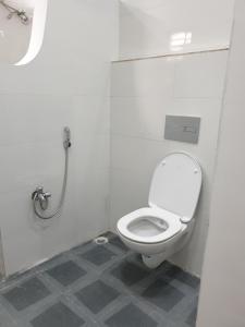 a bathroom with a toilet and a sink at TANJORE HOME STAY in Thanjāvūr