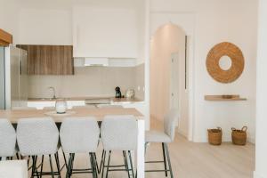 Η κουζίνα ή μικρή κουζίνα στο Villa Bahari by Seaward Suites