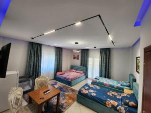 Postel nebo postele na pokoji v ubytování Tirana Class House
