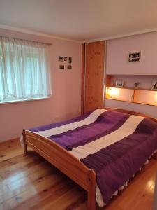 - une chambre avec un grand lit dans l'établissement Domek w Grabówce, 