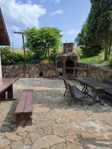 une terrasse en pierre avec une table de pique-nique et un four en pierre dans l'établissement Domek w Grabówce, 