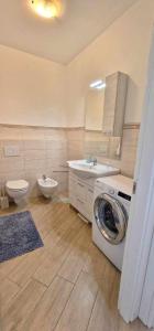 La salle de bains est pourvue d'un lave-linge et d'un lavabo. dans l'établissement Nenni Casa Vacanze, à Camerano