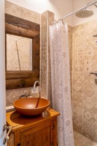 bagno con lavandino in legno e doccia di Agriturismo Percenna a Buonconvento