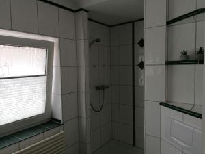 a bathroom with a shower and a window at Casa Mediteran NEU in Reichensachsen