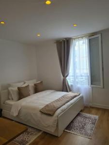 Ένα ή περισσότερα κρεβάτια σε δωμάτιο στο Très beau studio au pied du métro +3 φωτογραφίες
