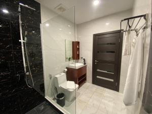 白马市Sangkahak Mith Hotel的配有马桶、淋浴和水槽的浴室