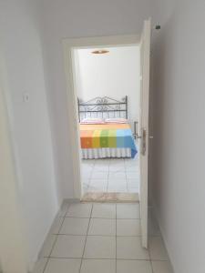 een slaapkamer met een bed met een regenboog deken bij Beldibi Apart Homes in Antalya