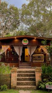 ein Restaurant mit einer Treppe vor einem Gebäude in der Unterkunft Pijar Resort Powered by Cocotel in Kudus