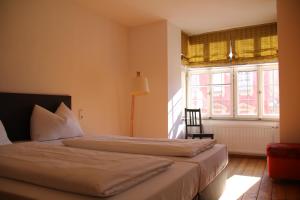 Postel nebo postele na pokoji v ubytování Hotel Goldene Krone Innsbruck