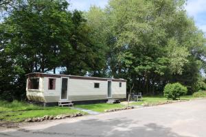 a trailer parked on the side of a road at De Zuidvliet chalet 1 in Wolphaartsdijk