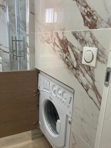 uma máquina de lavar e secar roupa na casa de banho em Studio La Cigale bord de mer em Menton