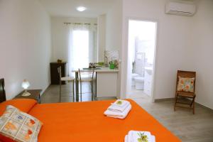 サンニコーラにあるIl Palazzinoのベッドルーム(オレンジ色のベッド1台付)、キッチン