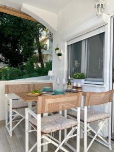 een tafel en stoelen op een patio met een raam bij Apartment Gala S in Kotor