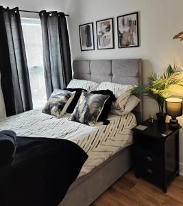 Voodi või voodid majutusasutuse Modern, stylish city centre 3 bed property sleeps 6 toas