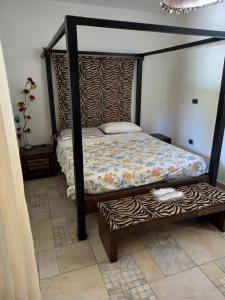 een slaapkamer met een bed met een zwart frame bij Ca' d Licio in Polinago