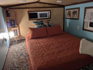 a bedroom with a large bed in a room at Country Cottage in Papa Bay in Papa Bay Estates