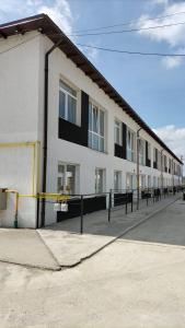 LeţcaniTC Vest Residence的一栋有很多窗户的白色大楼