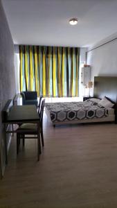 - une chambre avec un lit, une table et une chaise dans l'établissement TC Vest Residence, à Leţcani