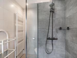 baño con ducha y puerta de cristal en Appartement De Zeebries Koudekerke, en Koudekerke