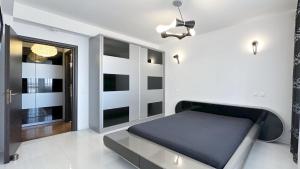コンスタンツァにあるDeluxe Dionysos Apartmentのベッドルーム(黒いベッド1台、窓付)