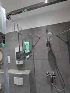 baño con ducha y puerta de cristal en cosy 2 bedroom apartment 75m2, en Mönchengladbach