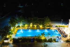 Sangkahak Mith Hotel内部或周边的泳池