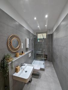 ein Badezimmer mit einem Waschbecken, einem WC und einer Badewanne in der Unterkunft cosy 2 bedroom apartment 75m2 in Mönchengladbach