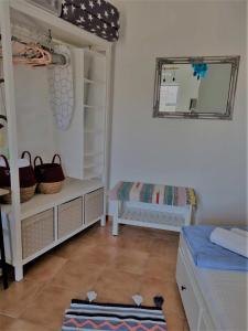 Jasmine Summer House في Kalo Chorio: غرفة نوم مع سرير بطابقين ومرآة