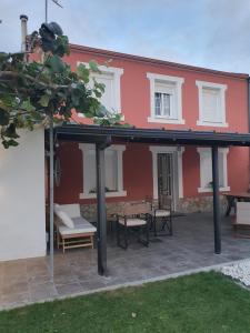 un patio con tavoli e sedie di fronte a un edificio di Casa Flor Delfin Ribadeo a Ribadeo