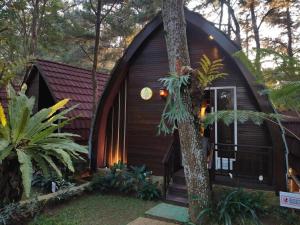 eine kleine Hütte im Wald mit einem Baum in der Unterkunft Pijar Resort Powered by Cocotel in Kudus