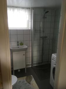 een badkamer met wastafel, douche en toilet bij Charmig Ölandsgård in Köpingsvik