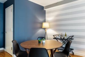 Photo de la galerie de l'établissement Chelsea 1BR w Balcony Doorman Gym NYC-135, à New York