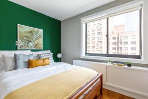 Photo de la galerie de l'établissement Chelsea 1BR w Balcony Doorman Gym NYC-135, à New York