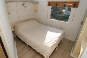 Posteľ alebo postele v izbe v ubytovaní De Zuidvliet Chalet 2