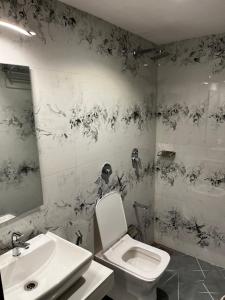 Vannituba majutusasutuses Hotel Classio Andheri - Near DN Nagar Metro Station