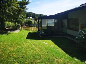 a yard with a house and a fence at Ferienwohnung Waldbröl in Waldbröl