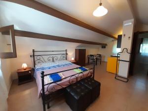 een slaapkamer met een bed in een kamer bij Villa Maria Pia in Montebello di Bertona