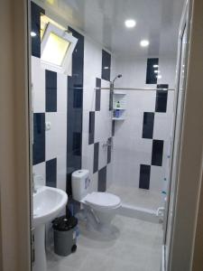 Bilik mandi di Legend Guest House