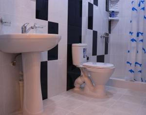 Bilik mandi di Legend Guest House