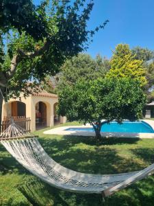 una hamaca en un patio junto a una piscina en Accommodation with private swimming pool and garden, en Sant Martí Sarroca