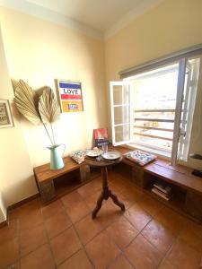 - un salon avec une table et une fenêtre dans l'établissement Casa Paloma, à Sanary-sur-Mer