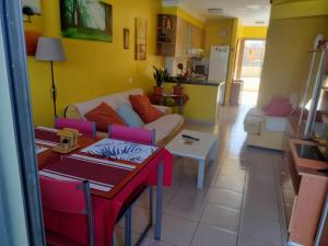 salon z kanapą i stołem w obiekcie Fuerteventura w mieście Costa de Antigua