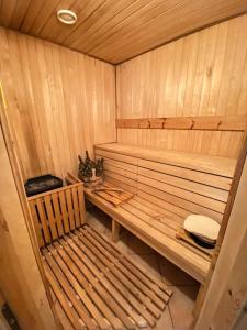 eine Holzsauna mit einer Holzbank in einem Zimmer in der Unterkunft House in Bulduri/Jūrmala nearby the beach(7min) in Jūrmala