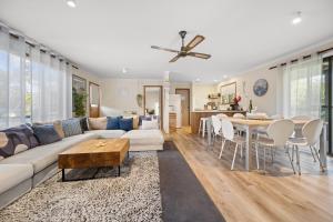 una sala de estar con un sofá y una mesa en INVERLOCH Beach House, en Inverloch
