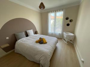 un dormitorio con una cama con un animal de peluche en LG RITE Appartement avec jardin, en Prades