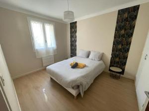 Un dormitorio con una cama con una toalla. en LG RITE Appartement avec jardin, en Prades