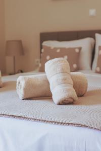 a pile of towels sitting on top of a bed at Plakoures Home in Kounoupidhianá