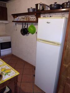 una cucina con frigorifero bianco di Εξοχικη κατοικία a Katakolo